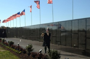 The Moving Wall at Mt. Trashmore Park in Virginia © Tristan Miller | United States Navy